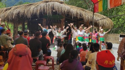 Pahanhannan生態教室開學，部落老人家歌舞祝賀。 